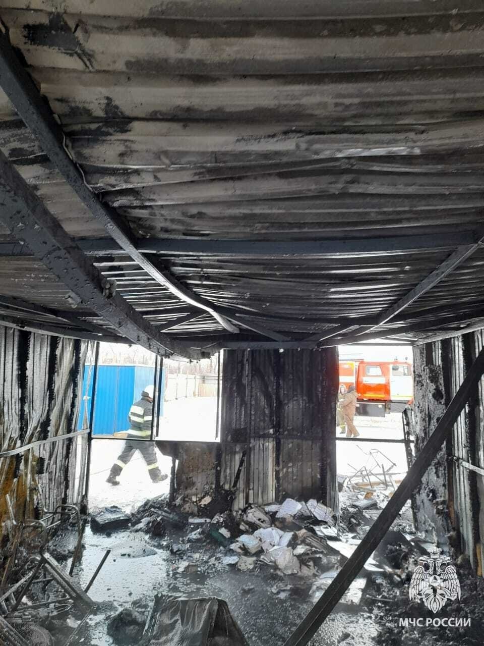 Административное строение сгорело при пожаре в Октябрьском районе