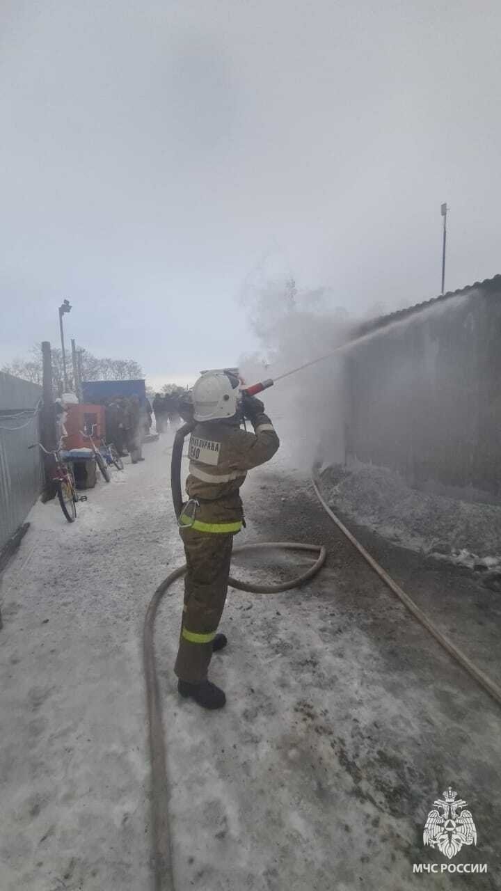 Административное строение сгорело при пожаре в Октябрьском районе