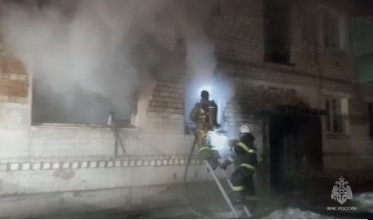 Три человека спасены на пожаре в многоквартирном доме в Амурзете